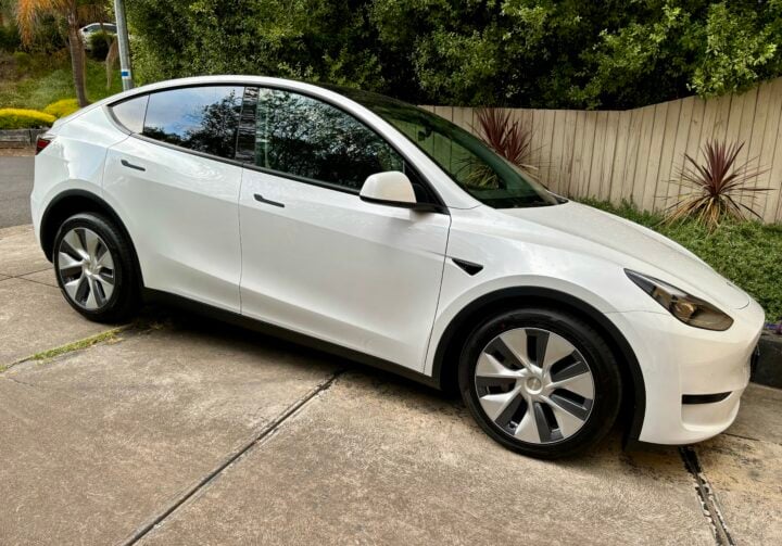 Tesla Model Y 2023 driveway