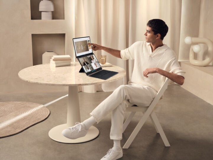 Asus Zenbook Duo dual screen mode on table