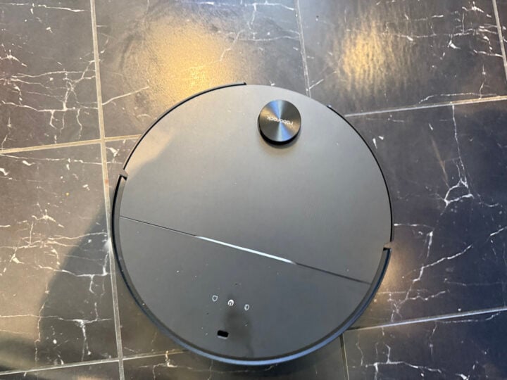 Roborock Saros 10 mopping on tiles