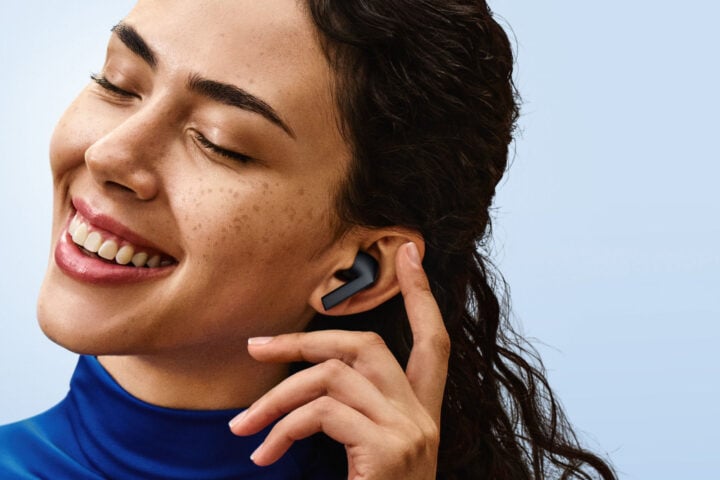 Samsung Galaxy Buds 3 FE smiling model