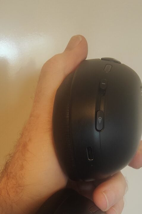 JBL Tour One M3 buttons