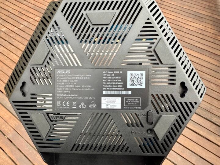 Asus RT-AXE7800 router underside