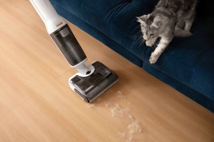 Roborock F25 RT cleaning cat fur