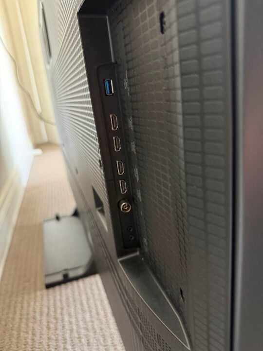 Hisense U7QAU TV ports