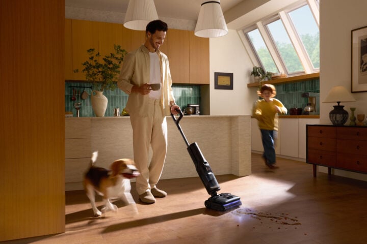Roborock F25 Ultra cleaning floor