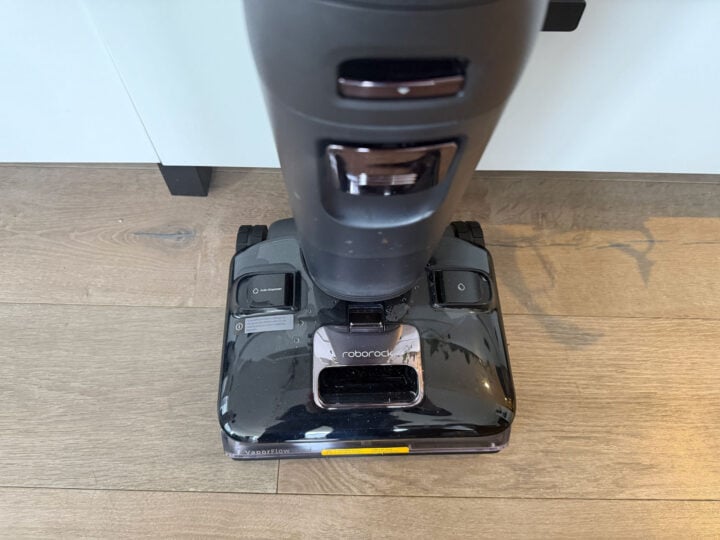 Roborock F25 Ultra water tank close-up