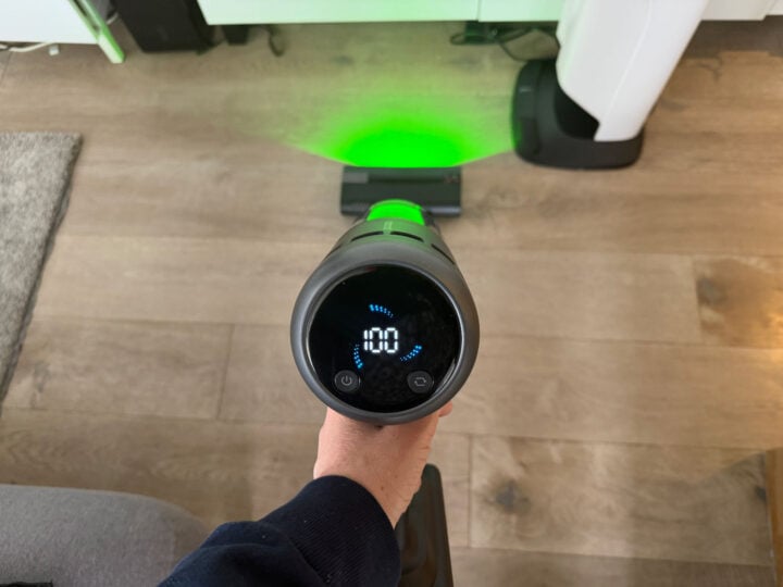 Roborock H60 Hub Ultra LED screen and green light