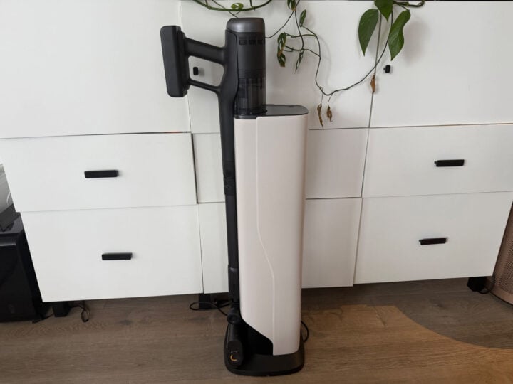 Roborock H60 Hub Ultra in dock