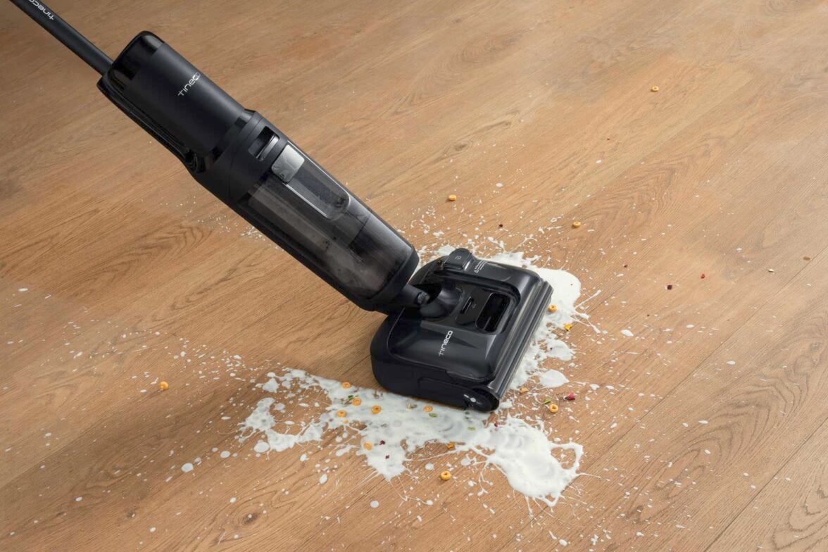 Tineco Floor One S7 Stretch cleaning up spilt cereal