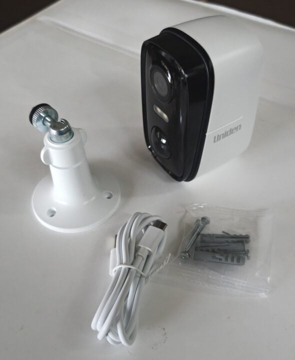 Uniden App Cam Solo X2K box contents