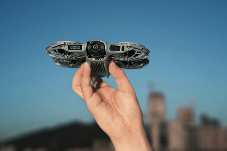 DJI Neo 2 in hand