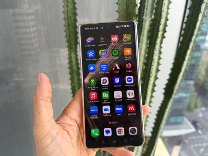 Honor V5 Magic front screen in hand