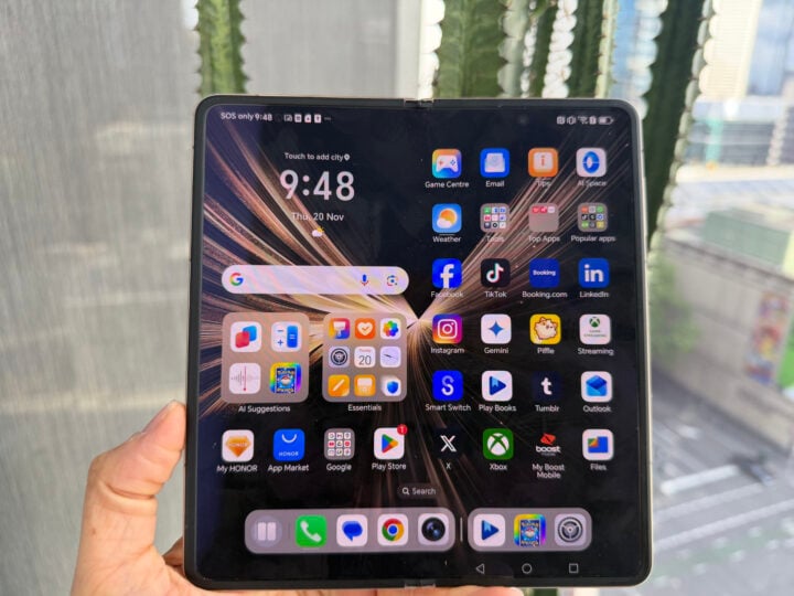 Honor V5 Magic main screen in hand