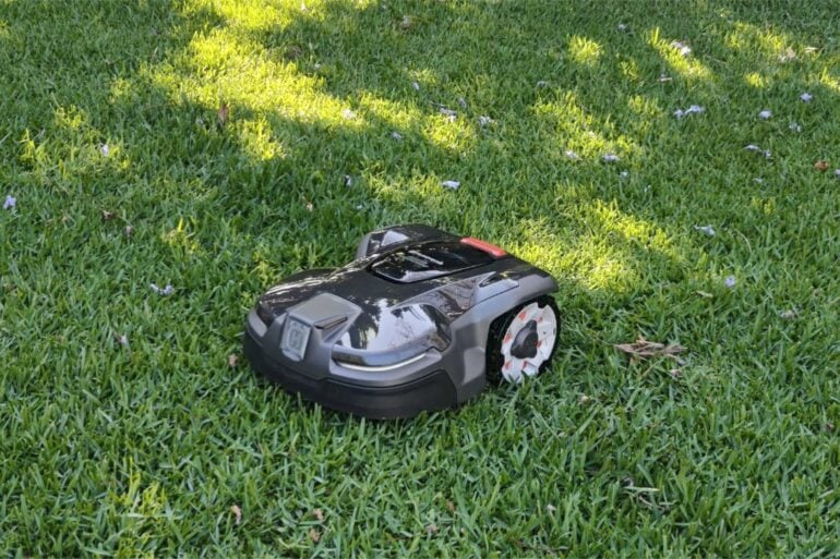 GPS vs boundary wire robot lawn mower: Which is better?