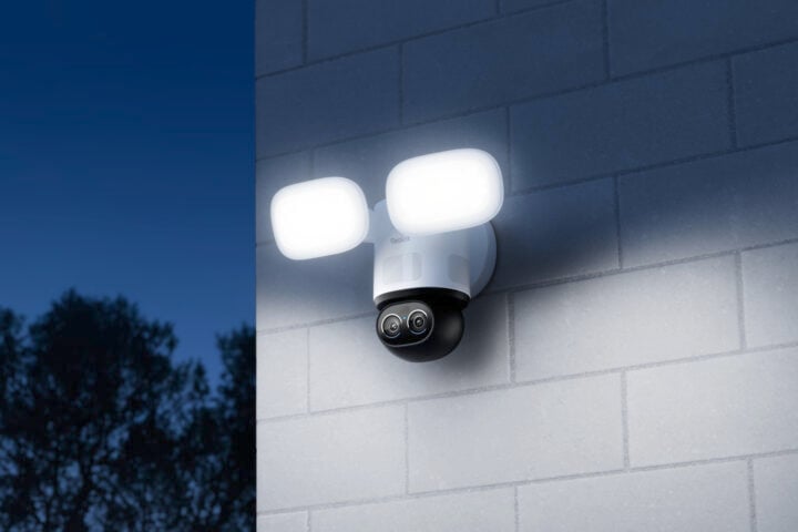 Reolink TrackFlex Floodlight WiFi camera at night