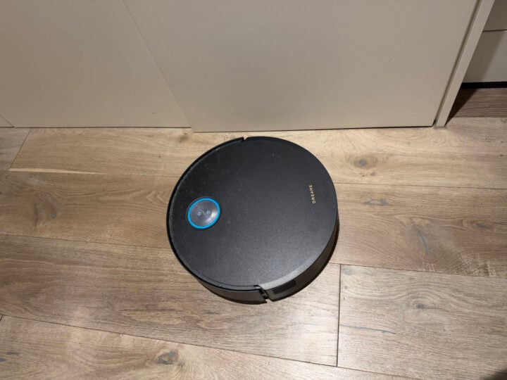Dreame Aqua10 Ultra Track S edge cleaning on wooden floor