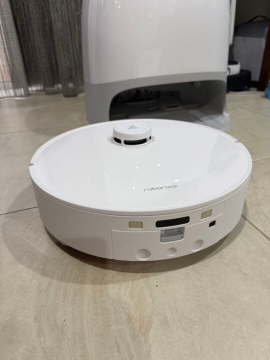 Roborock Qrevo Curv 2 Flow robot on tiles