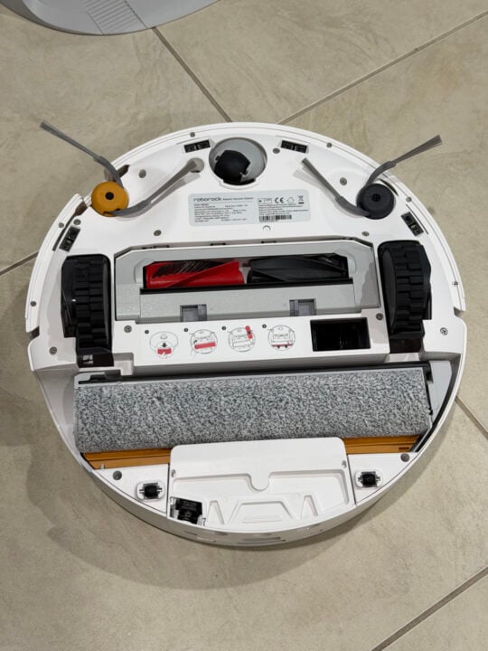 Roborock Qrevo Curv 2 Flow underneath roller mop