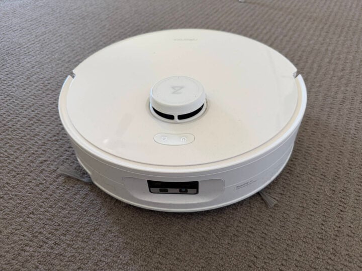Roborock Qrevo Curv 2 Flow vacuuming