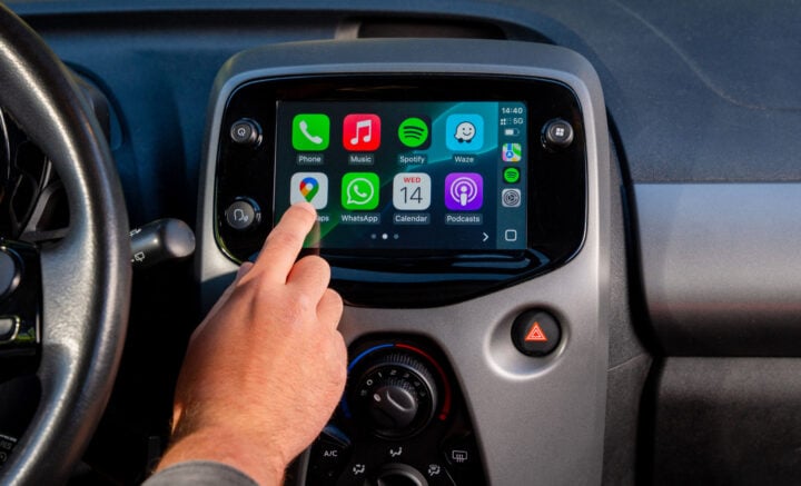 Apple CarPlay infotainment dash AAWireless