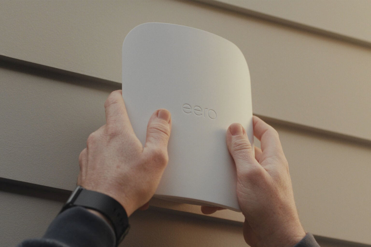Amazon's debut outdoor router covers a huge 1,390 square metres