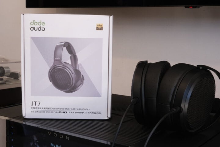 FiiO JT7 headphones next to box