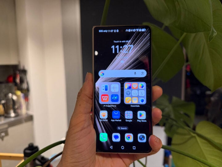 Honor Magic V5 front screen