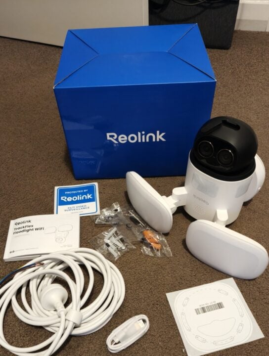  Reolink TrackFlex box contents