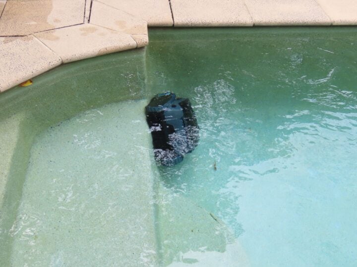 Aiper Cleaning curved areas