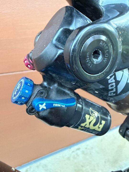 Fox Float X rear suspension with adjustment knobs