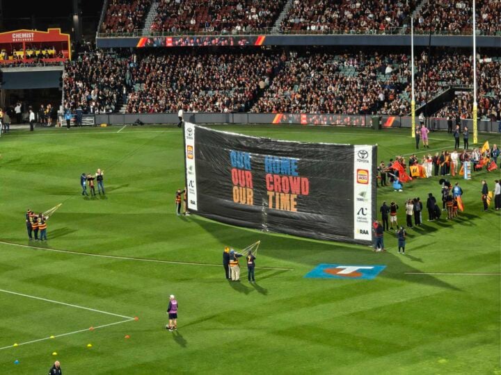 Footy banner telephoto zoom photo