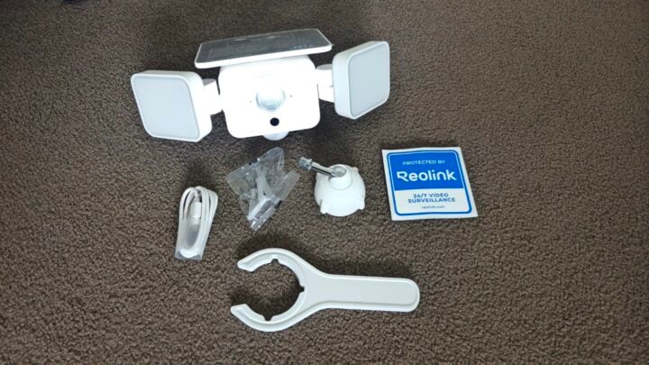 Reolink Solar Floodlight Cam box contents