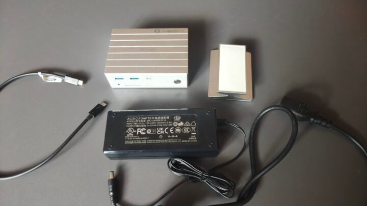 D-Link Thunderbolt 4 Docking Station box contents