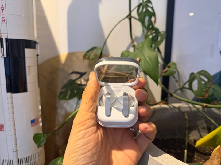 Samsung Galaxy Buds 4 Pro case open