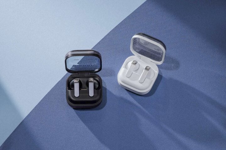 Samsung Galaxy Buds 4 black and white