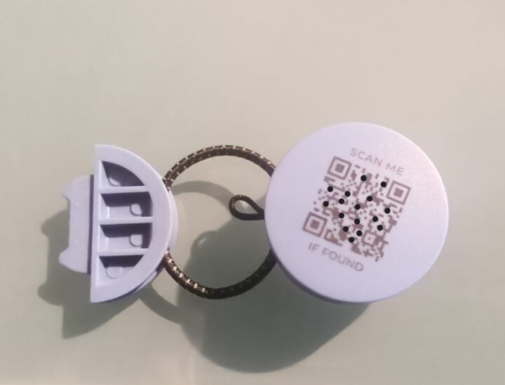 Roam - Elastic strap and QR code