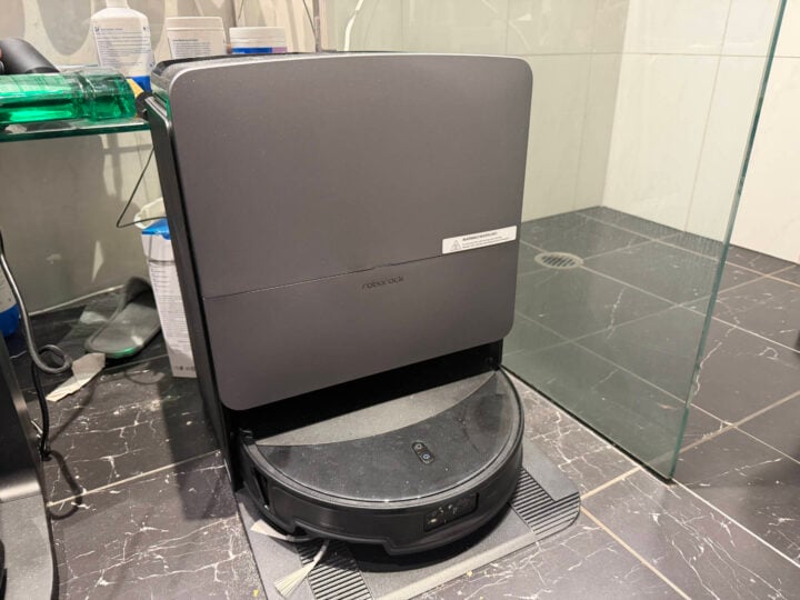 Roborock Saros 20 in dock