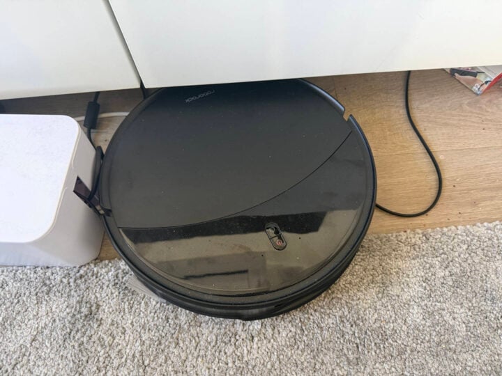 Roborock Saros 20 on cable