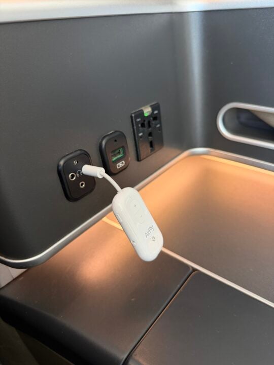 AirFly Bluetooth double connected to plane in-flight entertainment system/