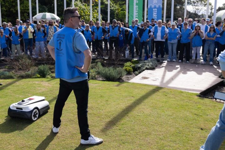 Ecovacs Guiness World Record dad pose