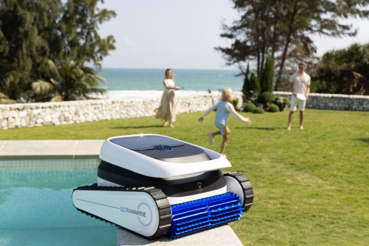 Ecovacs Ultramarine P1 cleaner on edge