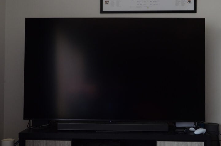 Hisense UR8S TV anti-reflective screen off