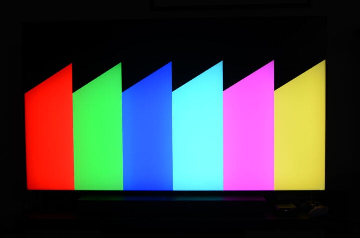 Hisense UR8S colour blocks slight vignette