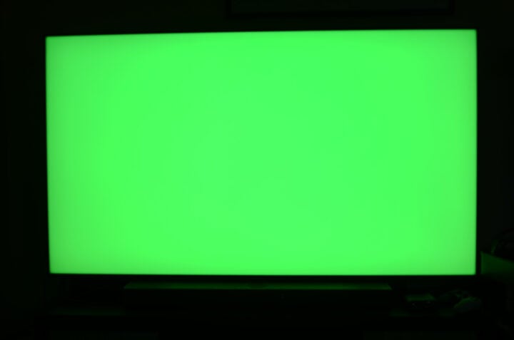 Hisense UR8S green screen vignette