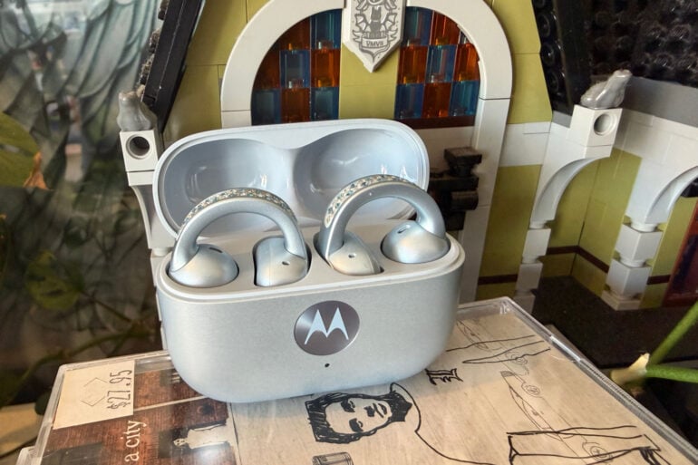 Motorola Moto Buds Loop Swarovski review: Sparkle Sparkle