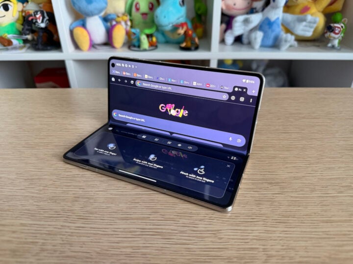 Motorola Razr Fold laptop mode Google Chrome