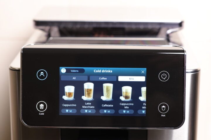De'Longhi PrimaDonna's Cold Drinks selection on LED screen.
