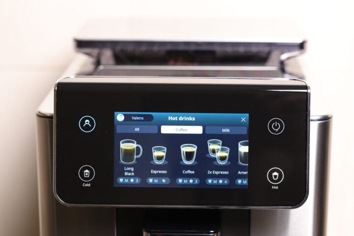 De'Longhi PrimaDonna's Hot Drinks selection on LED screen.