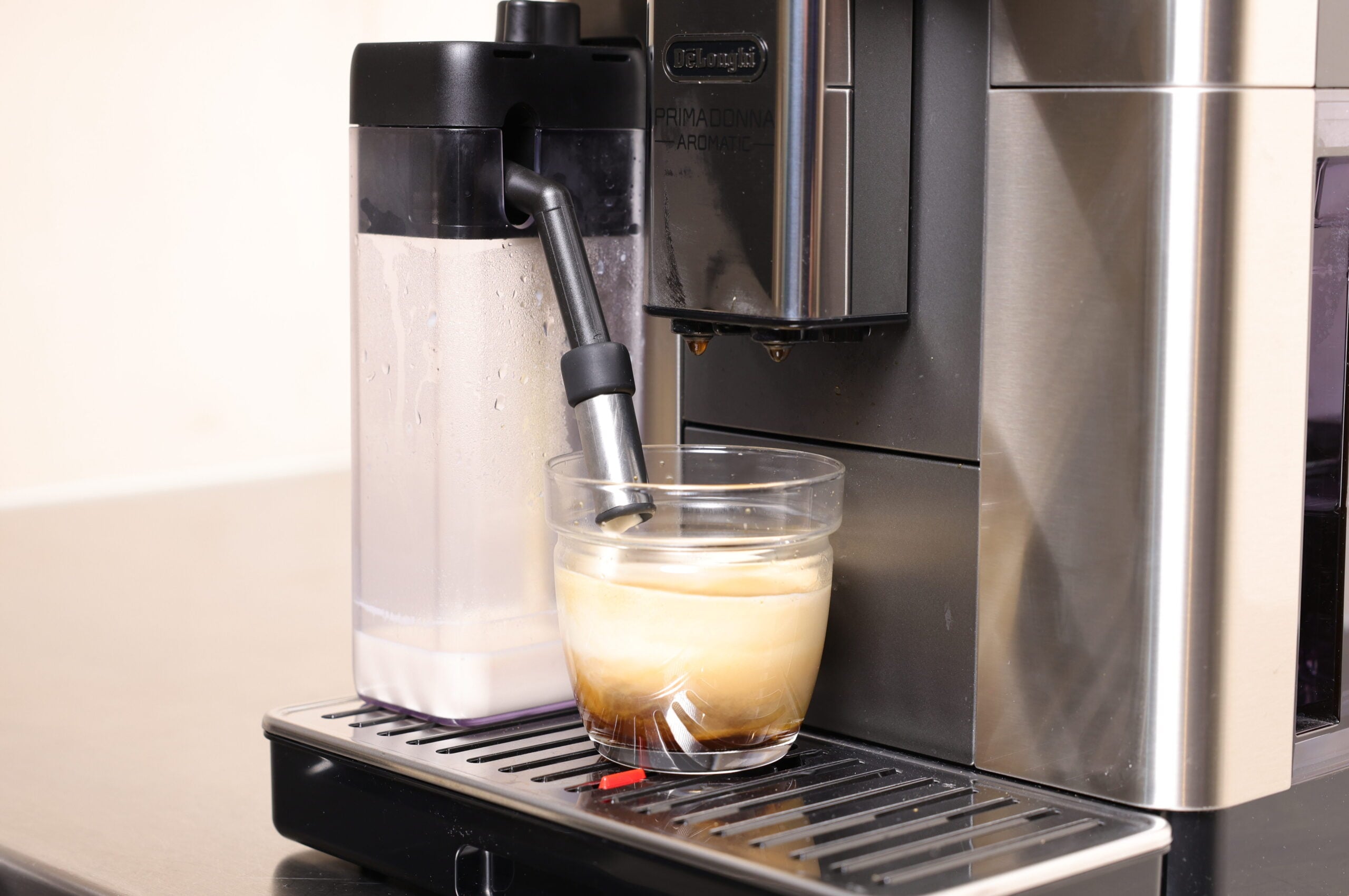De'Longhi PrimaDonna's with oatmilk flat white