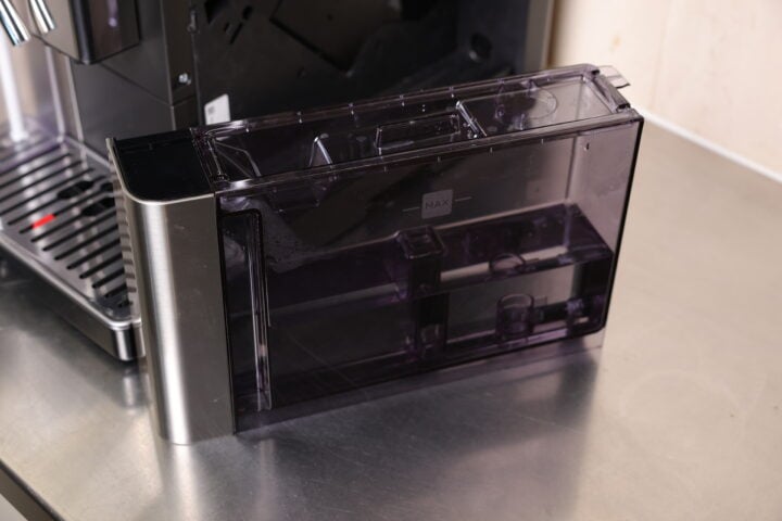 Water tray in De'Longhi PrimaDonna